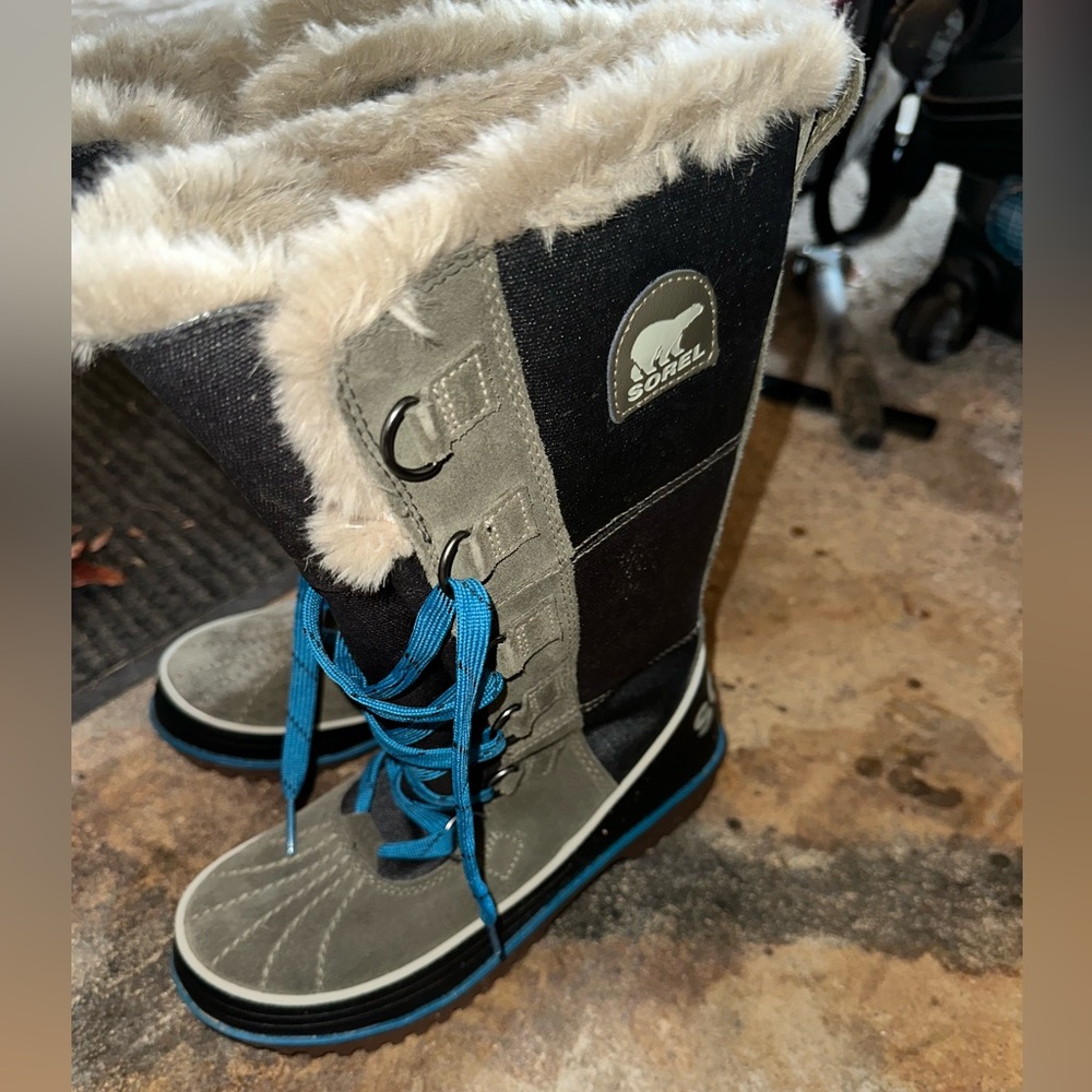 Sorel boots size 6 worn once a little too small for me.